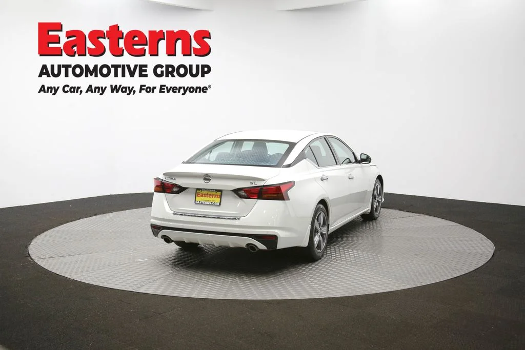 Used 2022 White Nissan 2.5 SL image 38