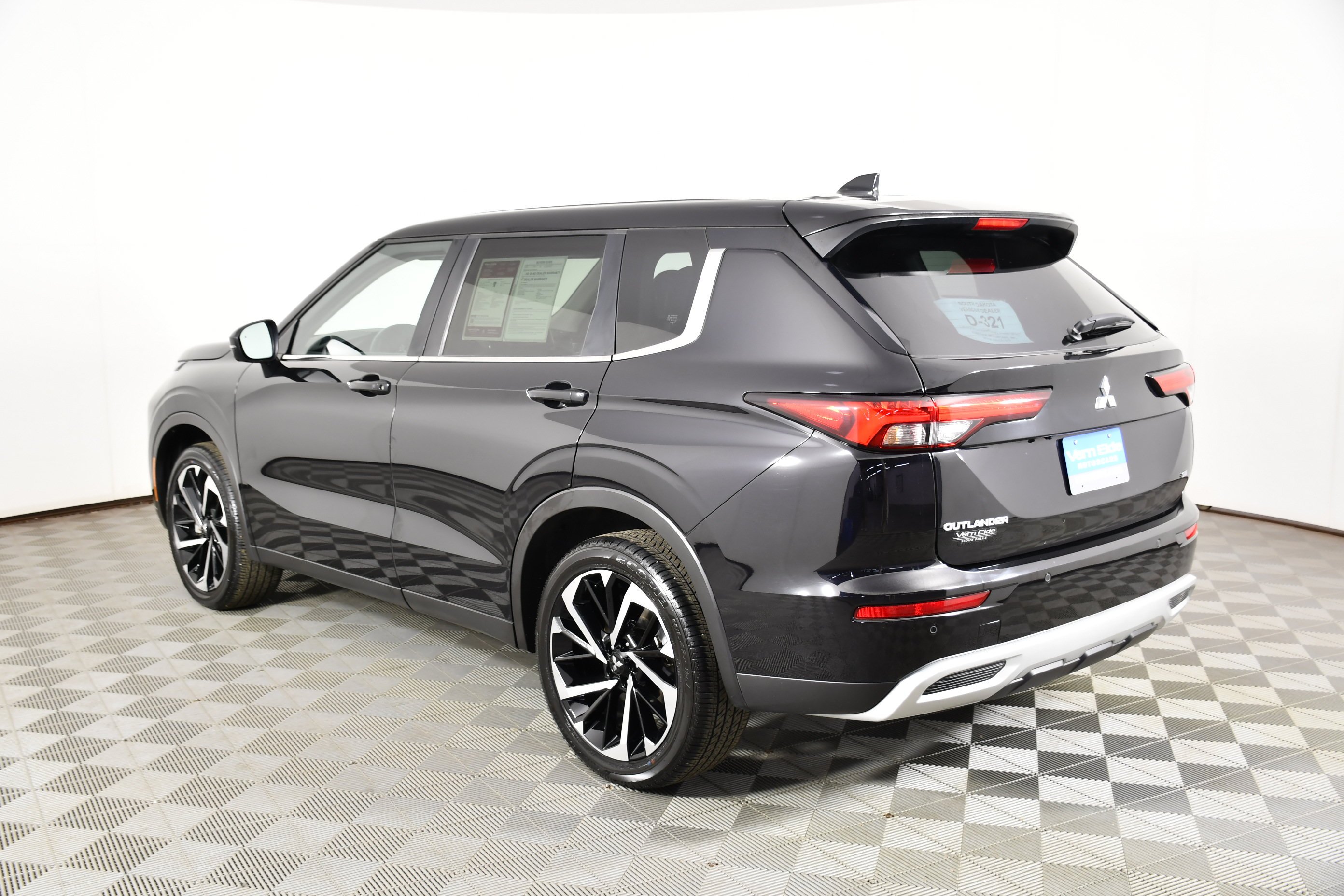 Certified Used 2024 Labrador Black Pearl Mitsubishi SE image 8