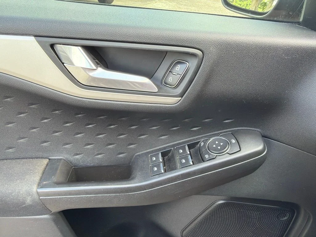 Used 2020 Red Ford SE image 6