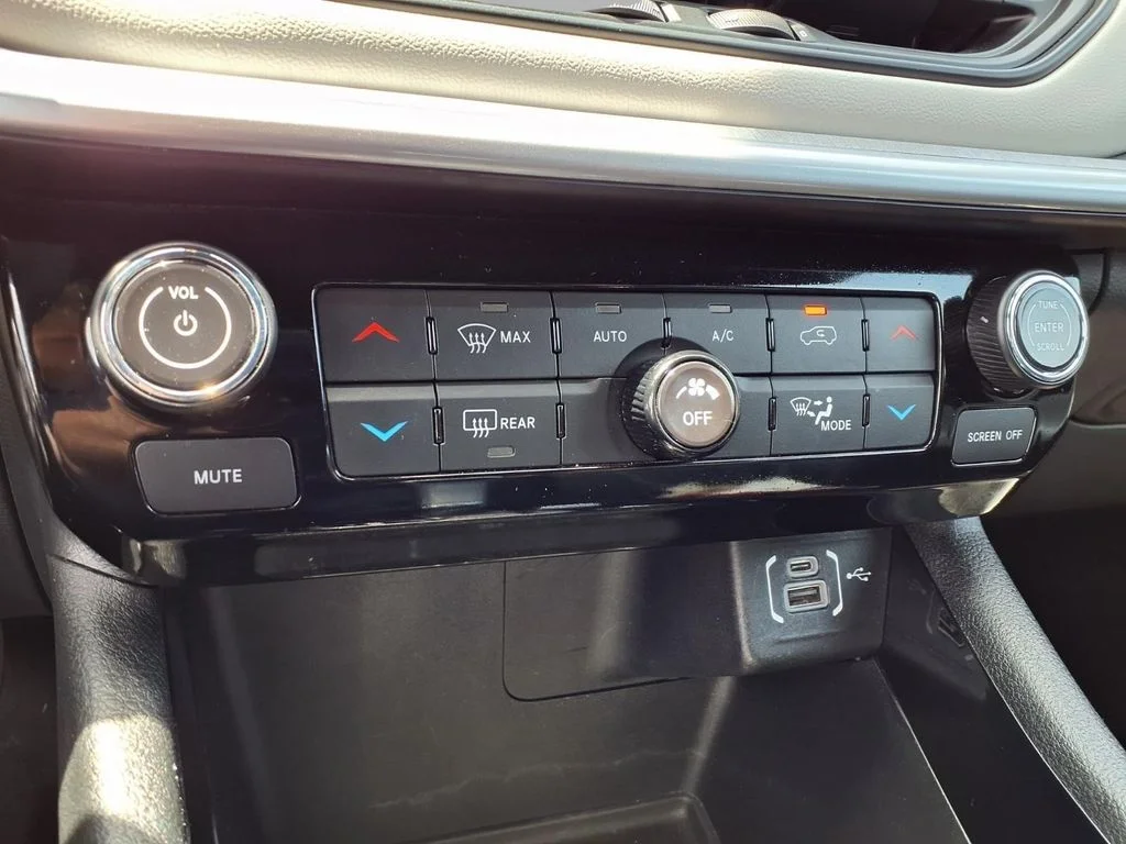 Used 2025 White Jeep Limited image 9