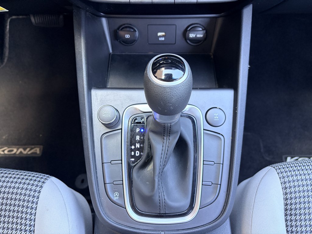 Used 2023 Lunar White Hyundai SE image 29