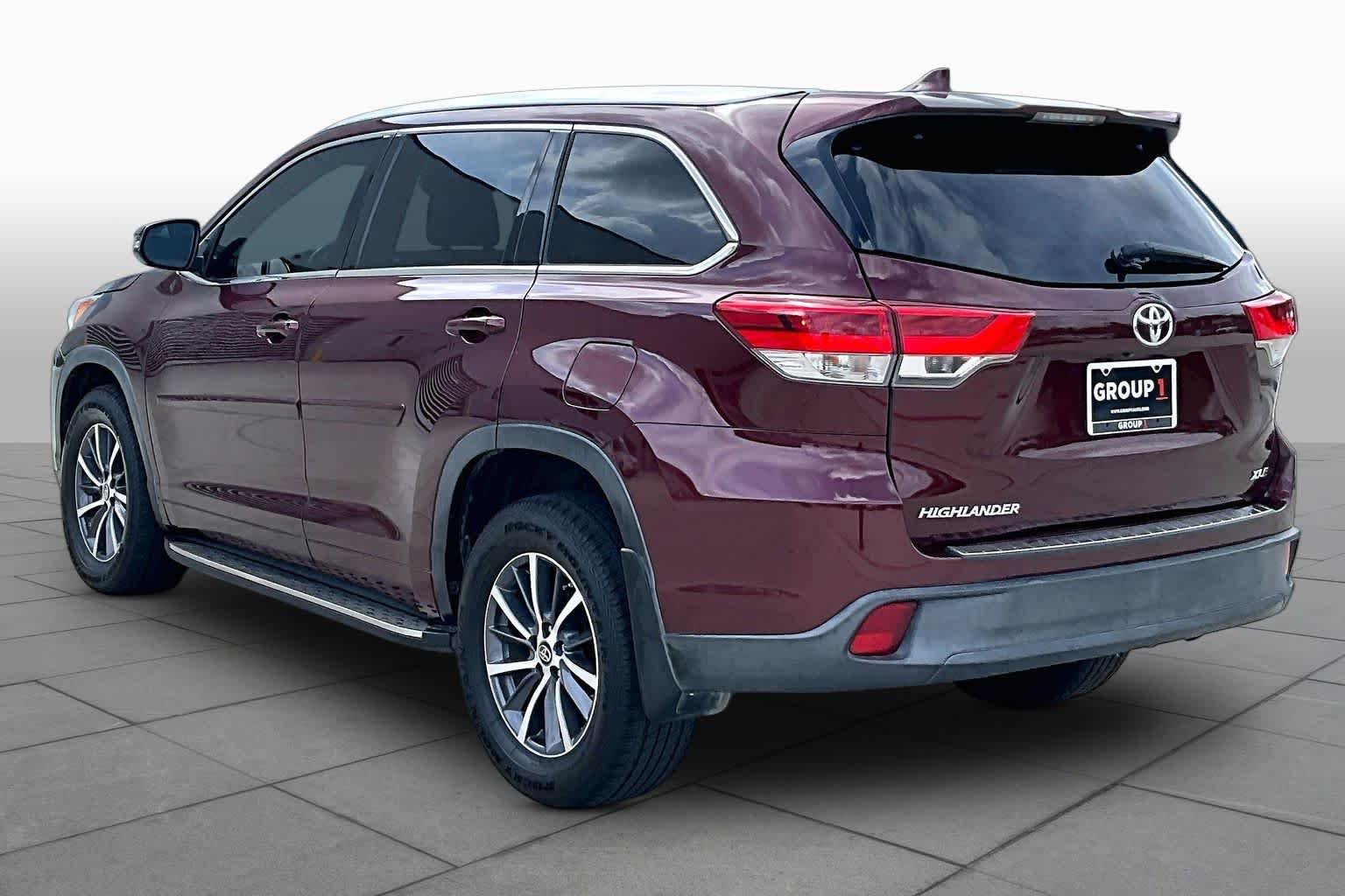 Used 2017 Ooh La La Rouge Mica Toyota XLE image 11