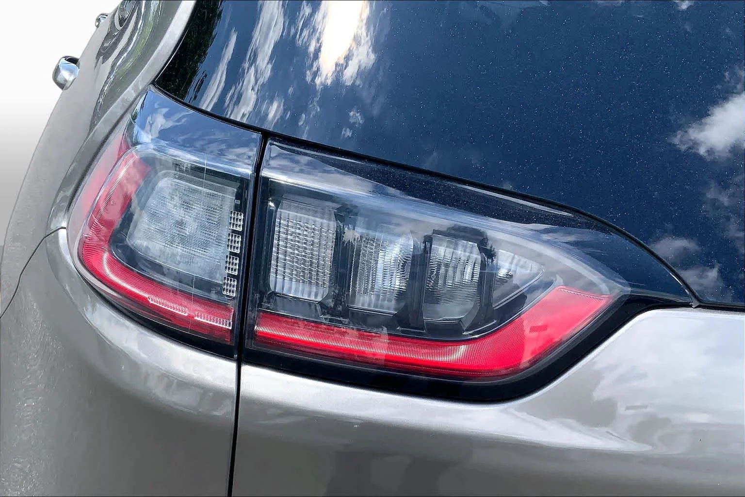 Used 2019 Light Brownstone Pearlcoat Jeep Latitude Plus image 24