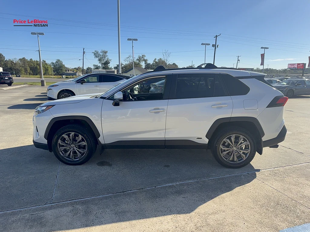 Used 2024  Toyota XLE Premium image 4