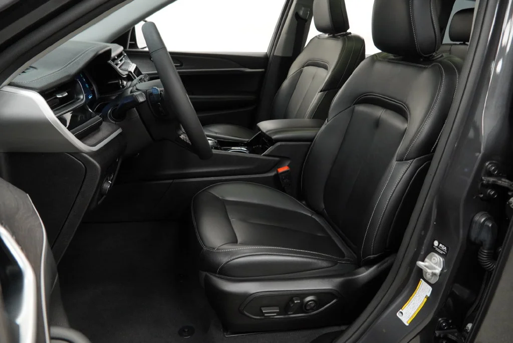 Used 2023 Gray Jeep 4xe image 3