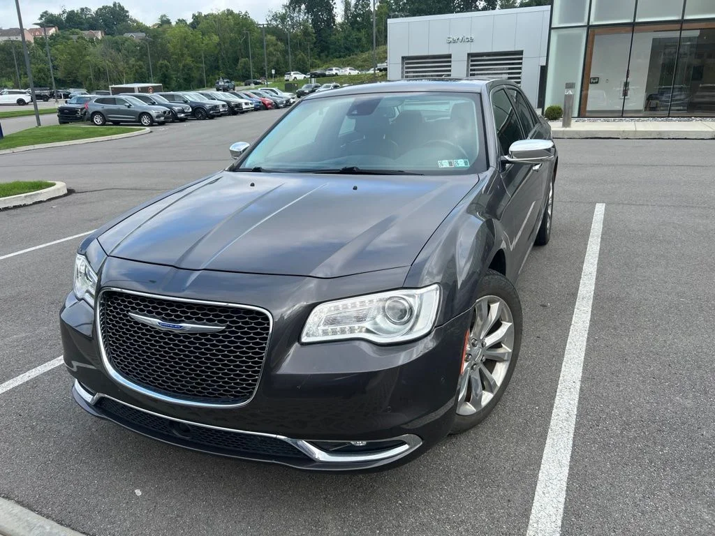 Used 2018 Crystal Metallic Chrysler Limited image 2