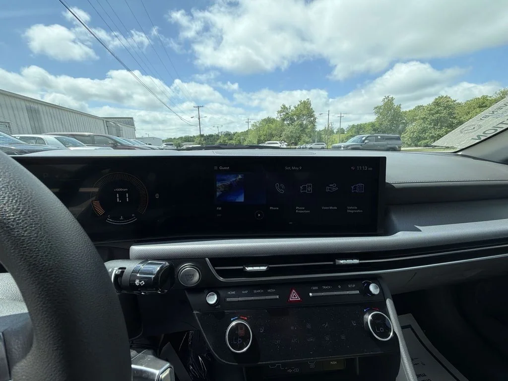 Used 2025 White Hyundai SEL image 16