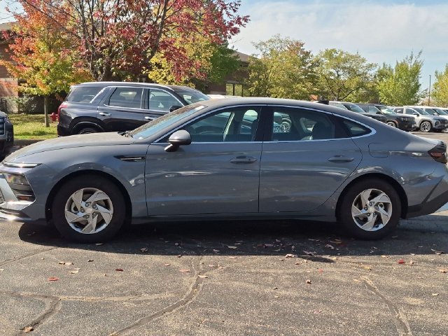 Used 2026 Blue Hyundai SE image 4