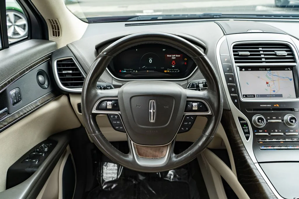Used 2019 Red Lincoln Reserve image 12