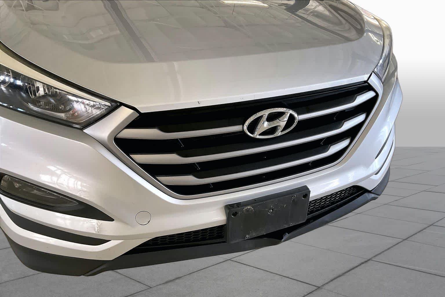Used 2018 Molten Silver Hyundai SEL Plus image 29