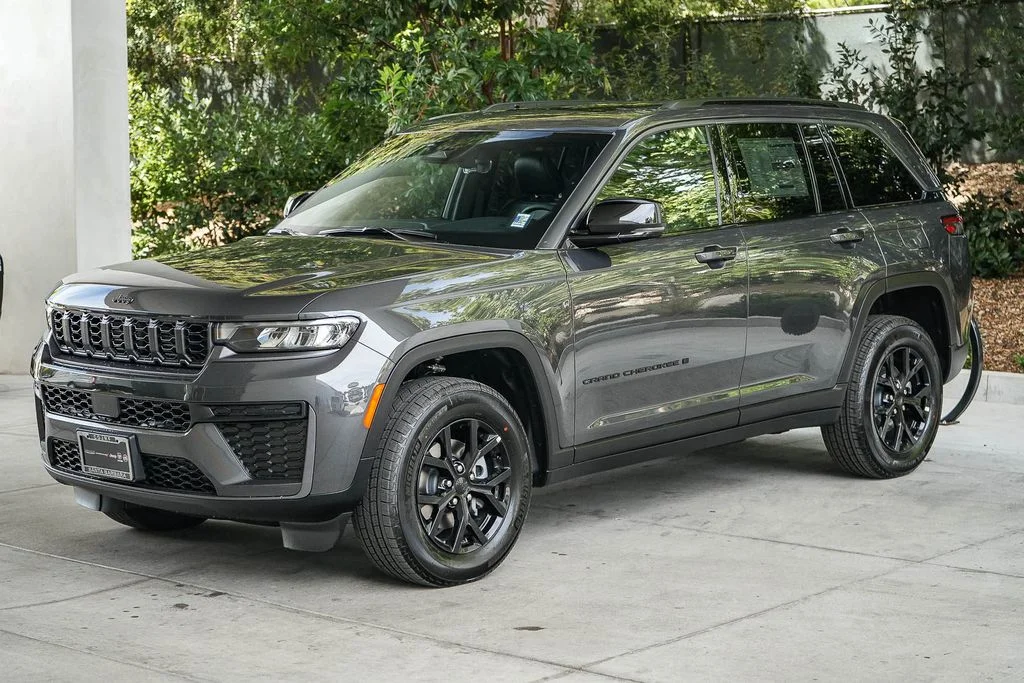 New 2026 Baltic Gray Metallic Clear-Coat Exterior Paint Jeep Altitude image 3