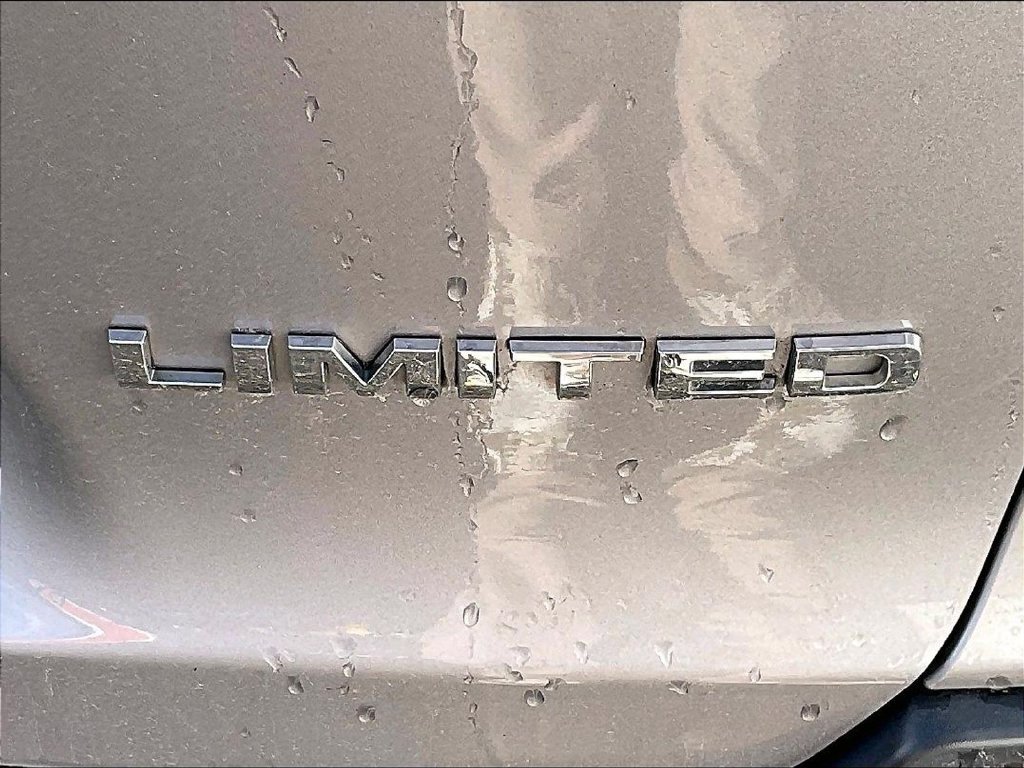 Used 2019 Billet Silver Metallic Clearcoat Jeep Limited image 27