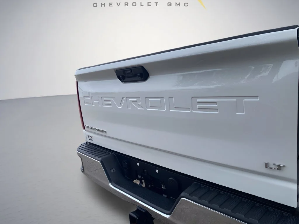 Used 2026 Summit White Chevrolet LT image 32