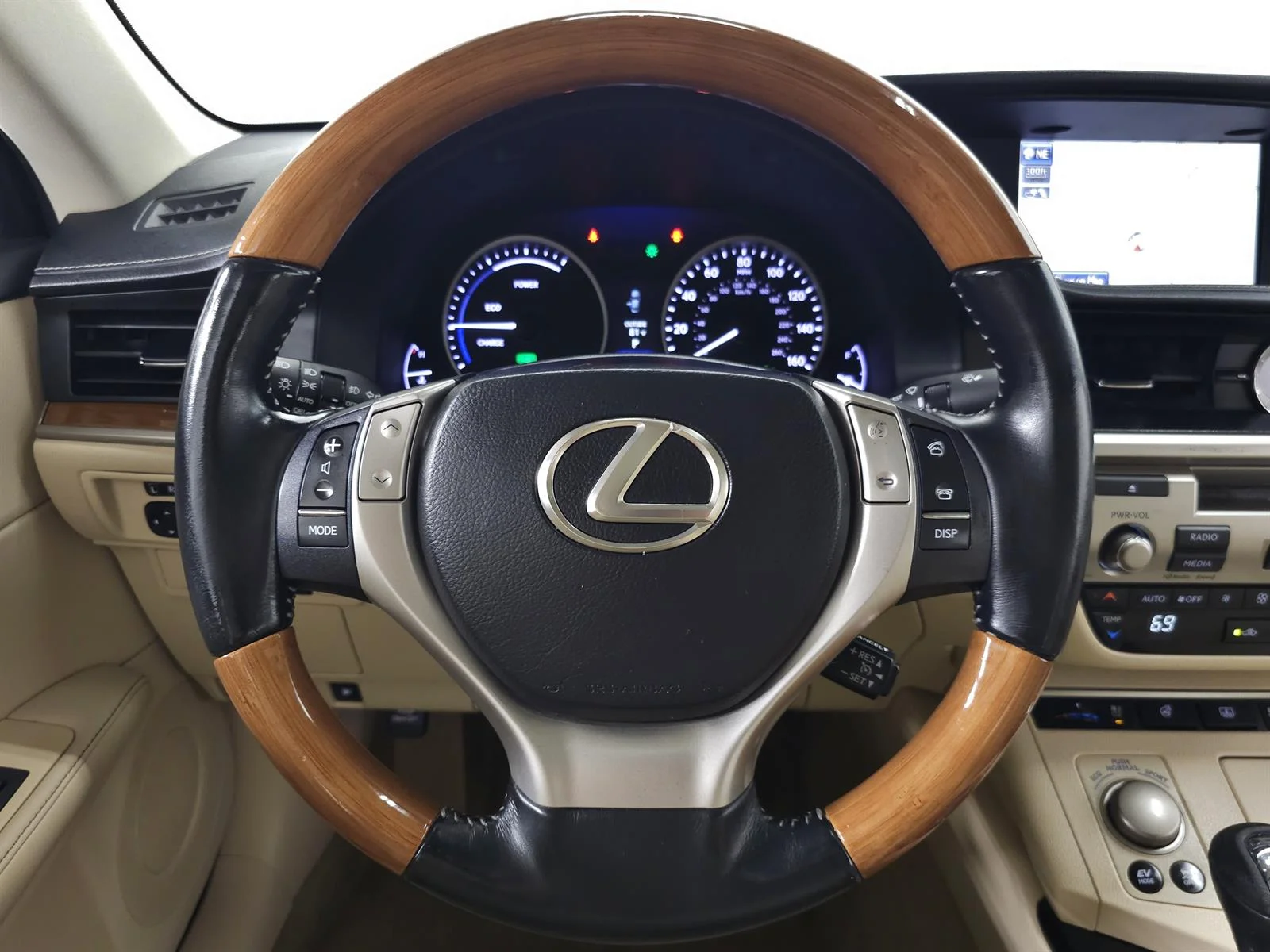 Used 2014 White Lexus  image 18