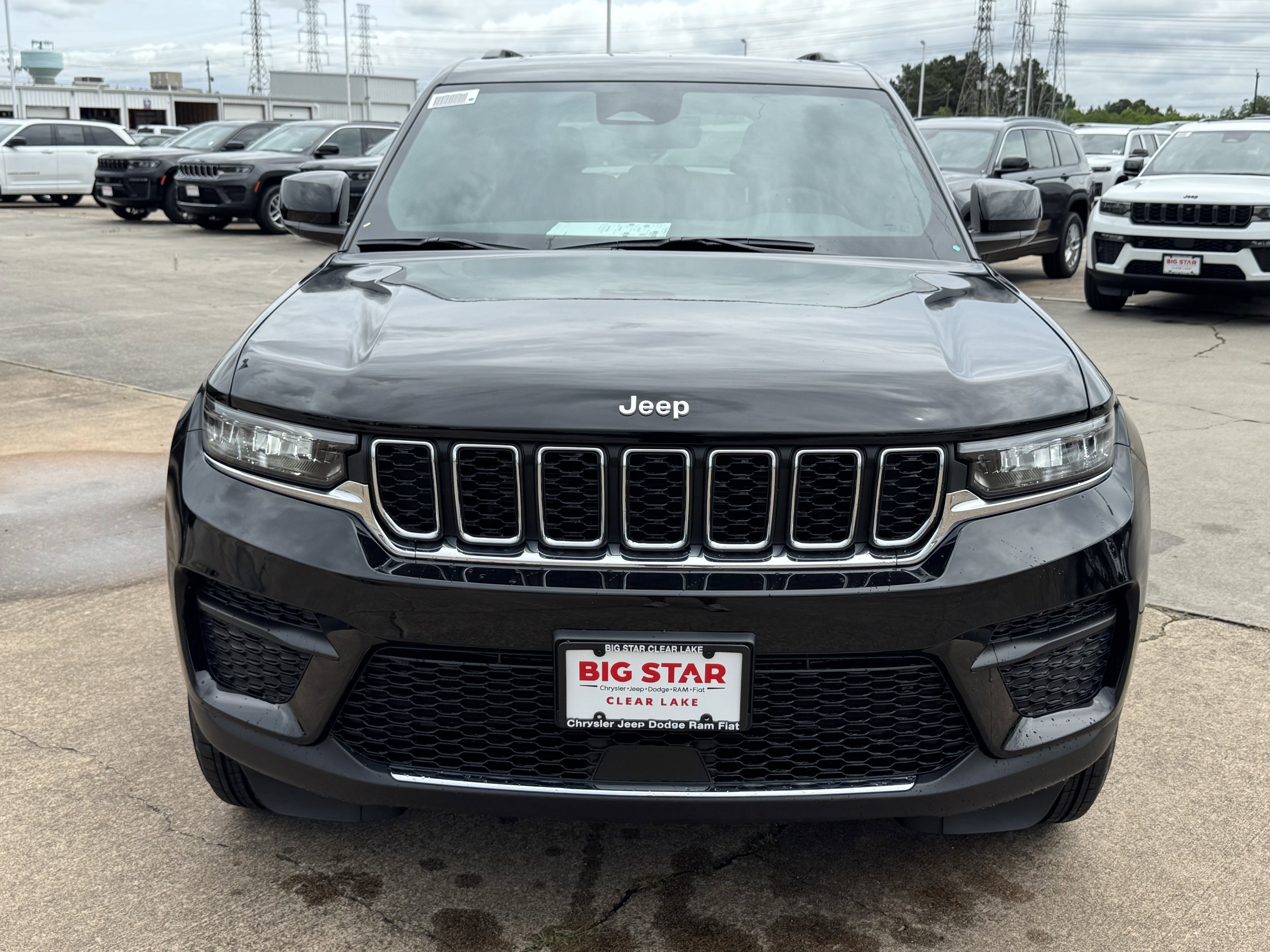 New 2026 Diamond Black Crystal Pearl-Coat Exterior Paint Jeep Laredo X image 3