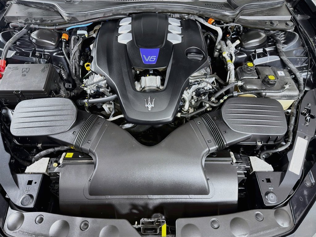 Used 2022 Black Maserati Modena Q4 image 30