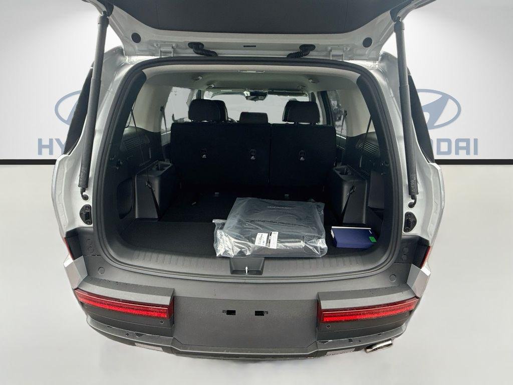 New 2027 Shimmering Silver Hyundai SE FWD image 18