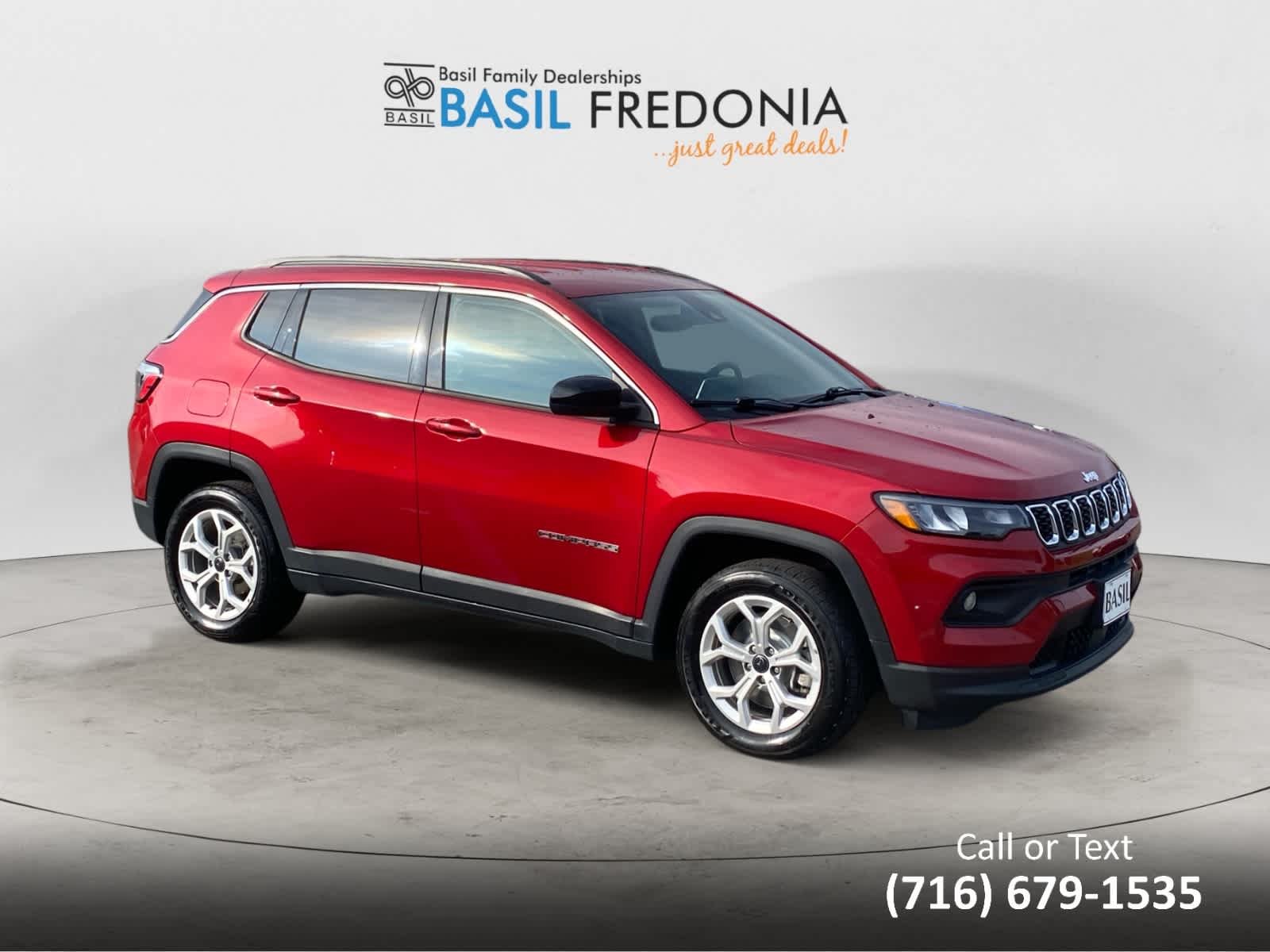 Used 2025 Red Hot Pearlcoat Jeep Latitude image 11