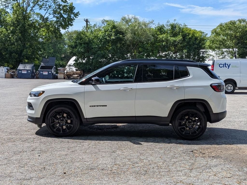 Used 2023 White Jeep Latitude image 8