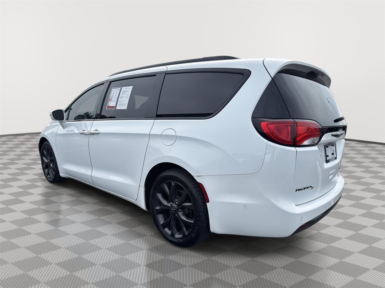 Used 2018 Bright White Clearcoat Chrysler Limited image 12