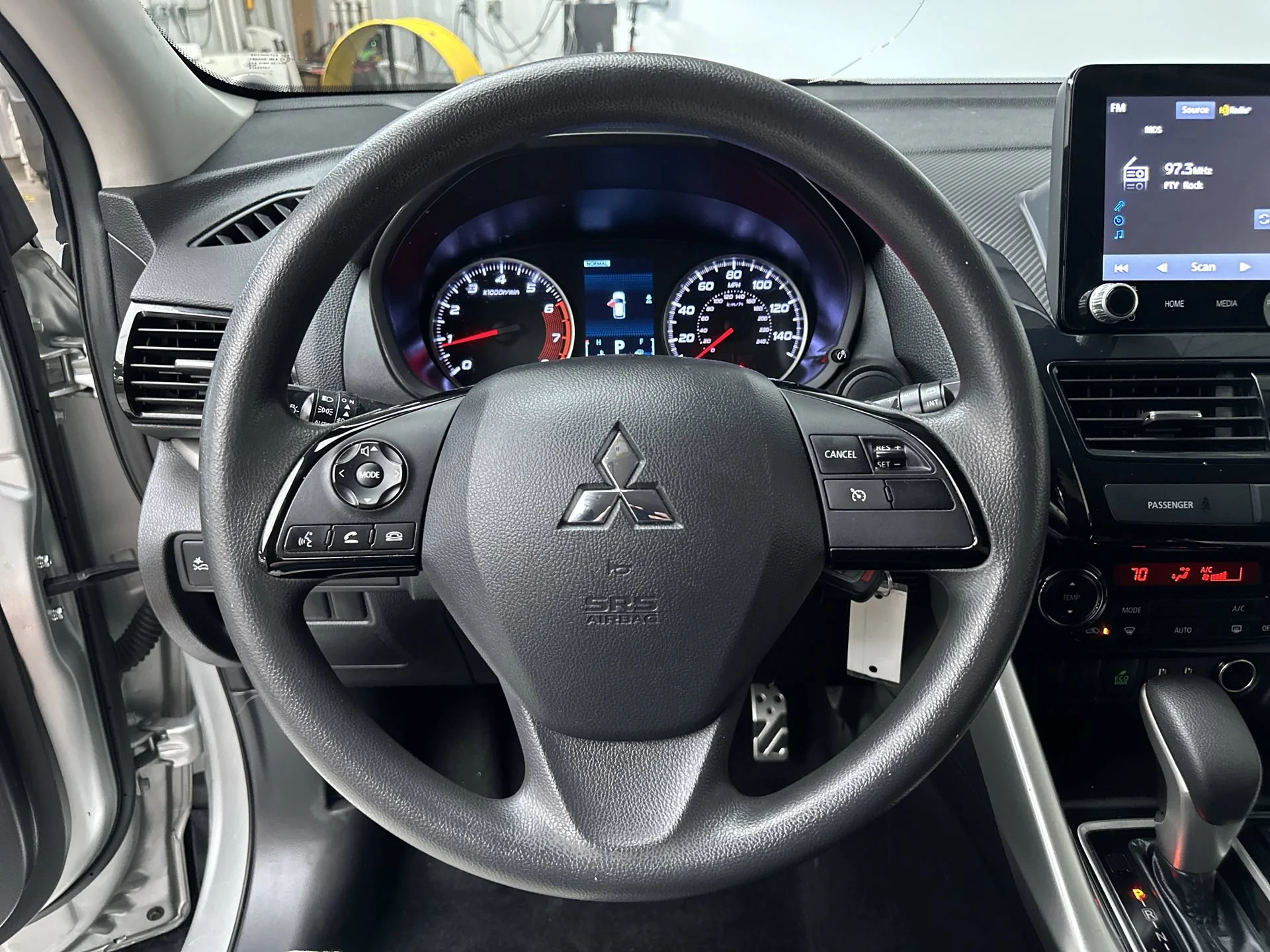 Used 2022 White Diamond Mitsubishi LE image 16