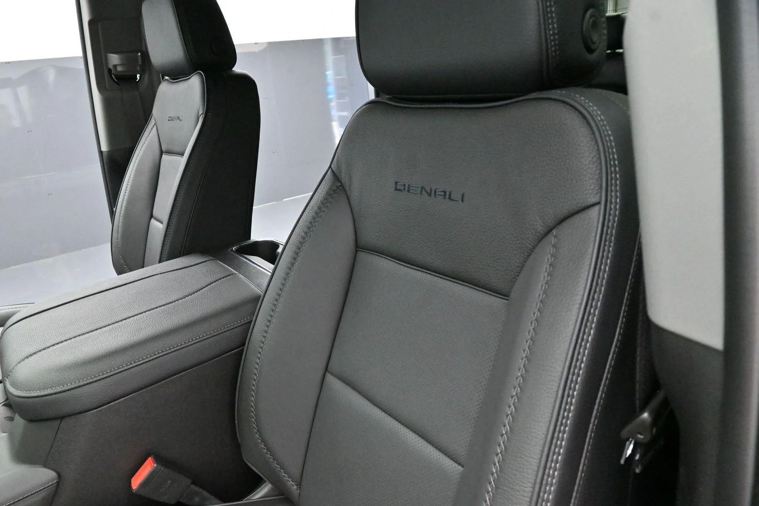 Used 2025 Onyx Black GMC Denali image 15