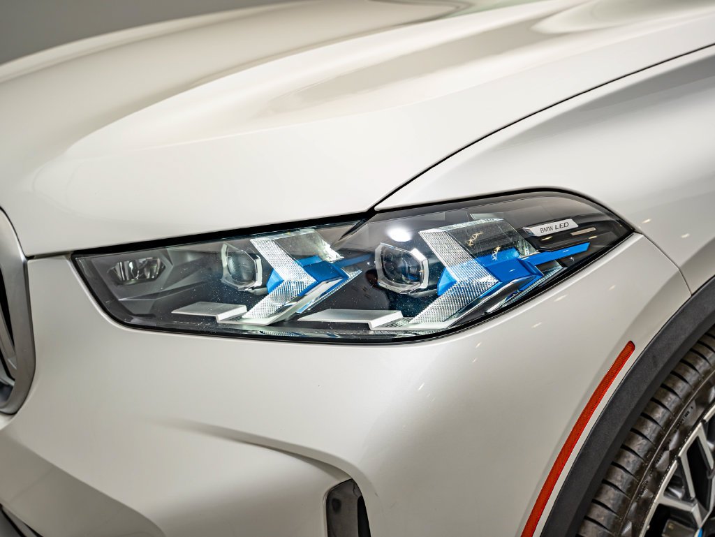 Used 2024 Mineral White Metallic BMW xDrive40i image 15