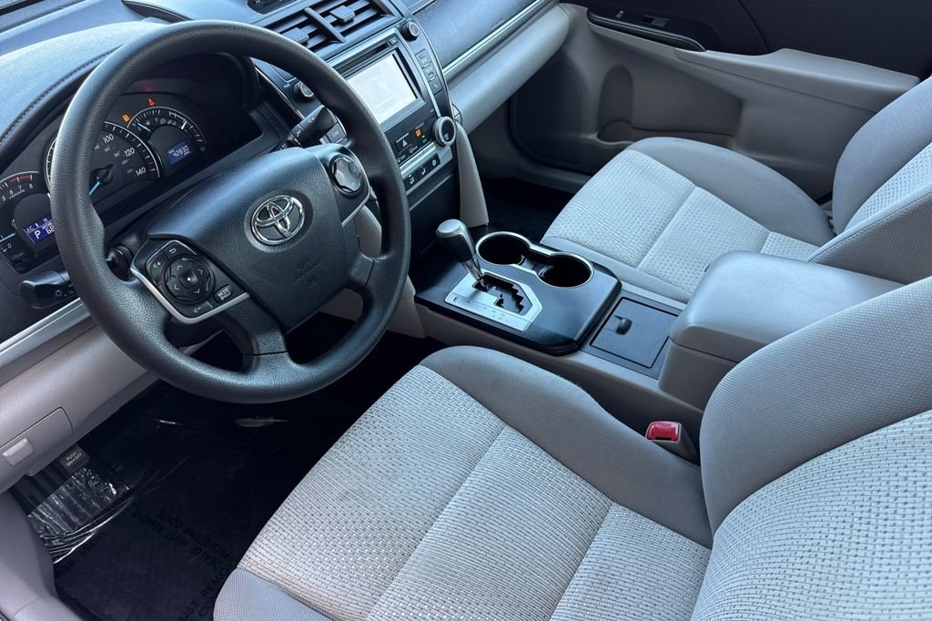 Used 2014 Silver Toyota LE image 12
