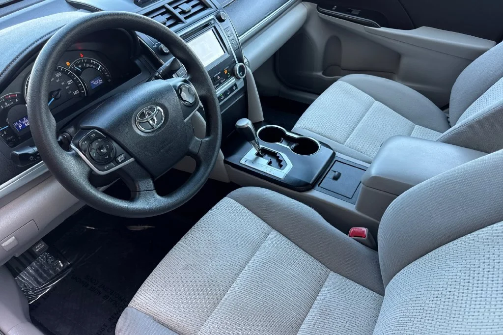 Used 2014 Classic Silver Metallic Toyota LE image 12