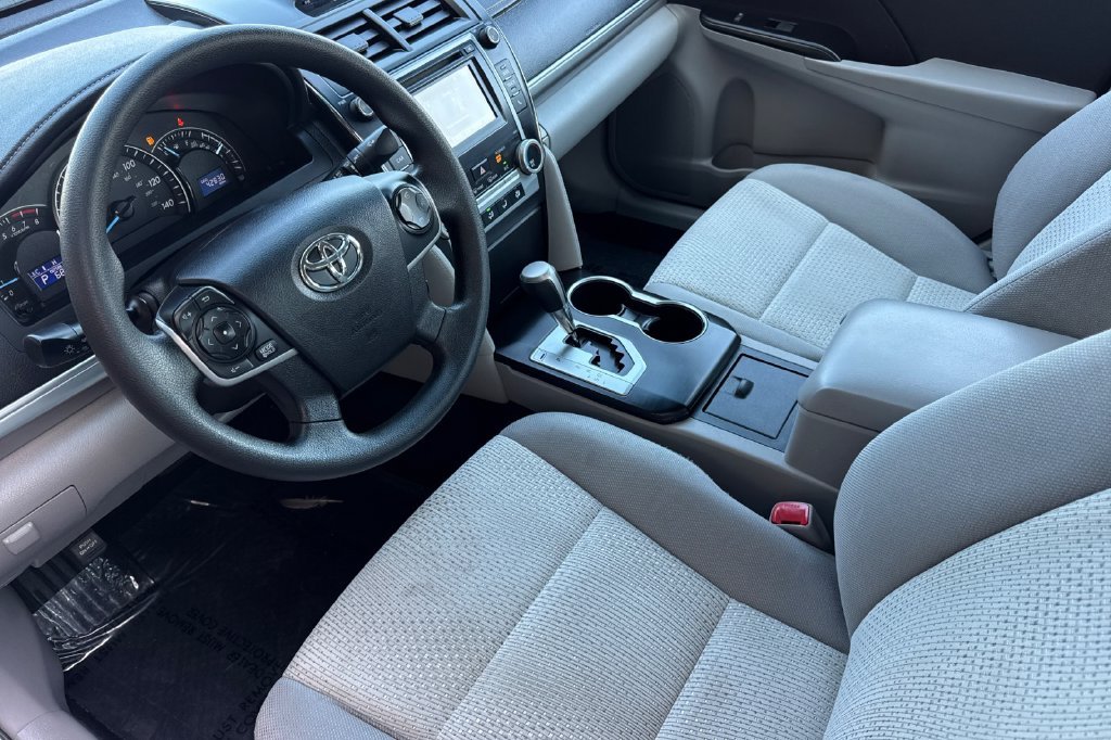 Used 2014 Silver Toyota LE image 12