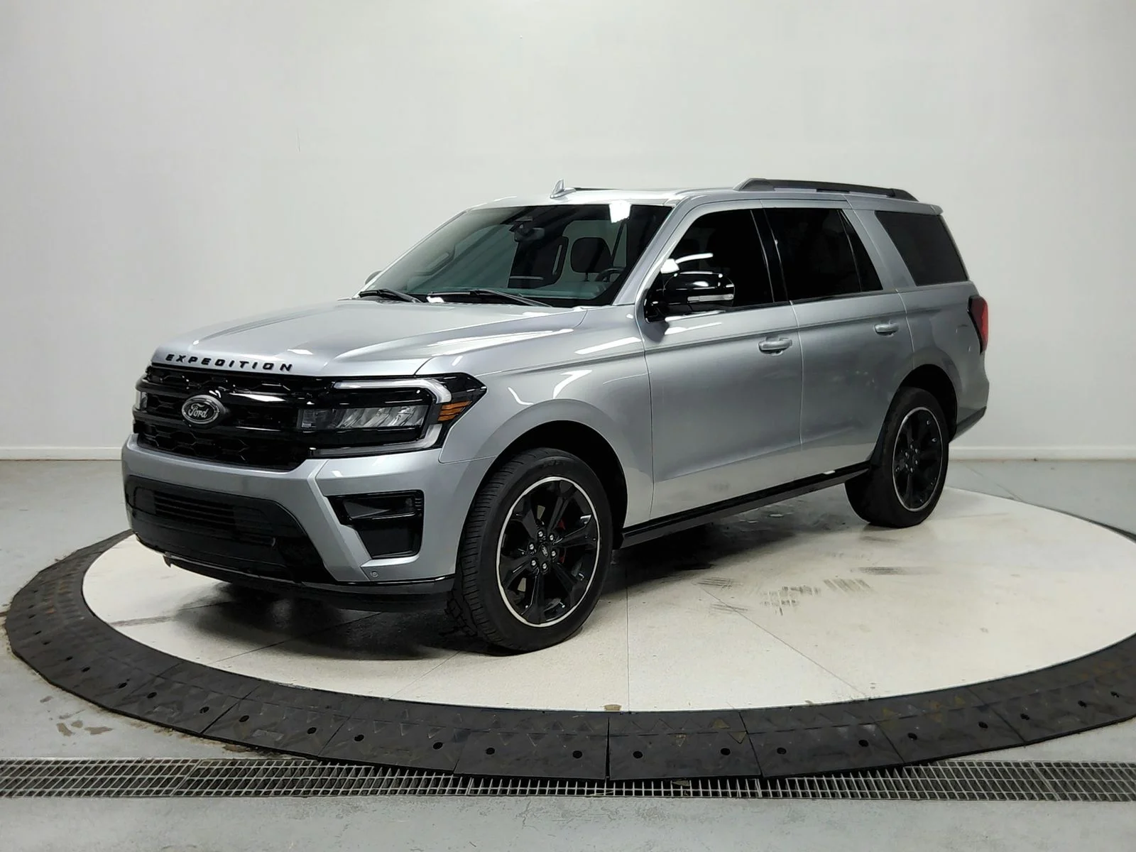 Used 2024 Silver Ford Limited image 4