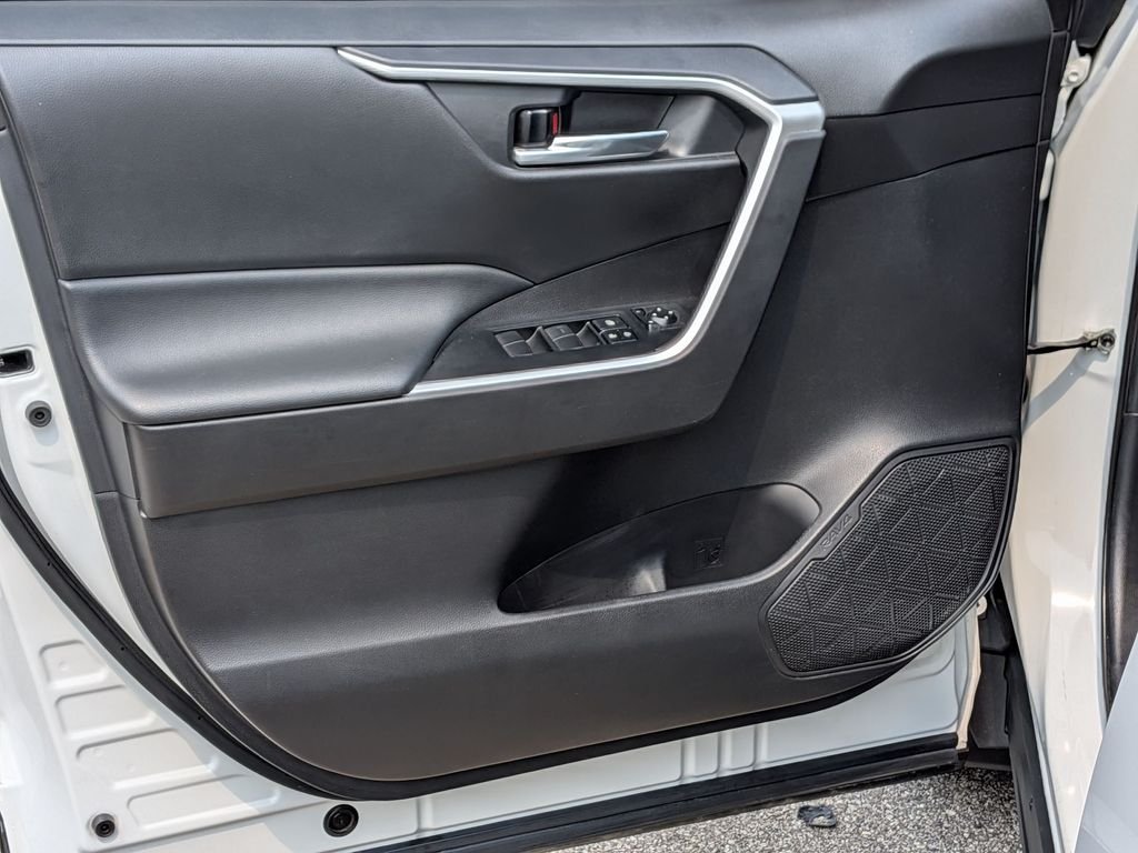 Used 2021 White Toyota XLE image 19