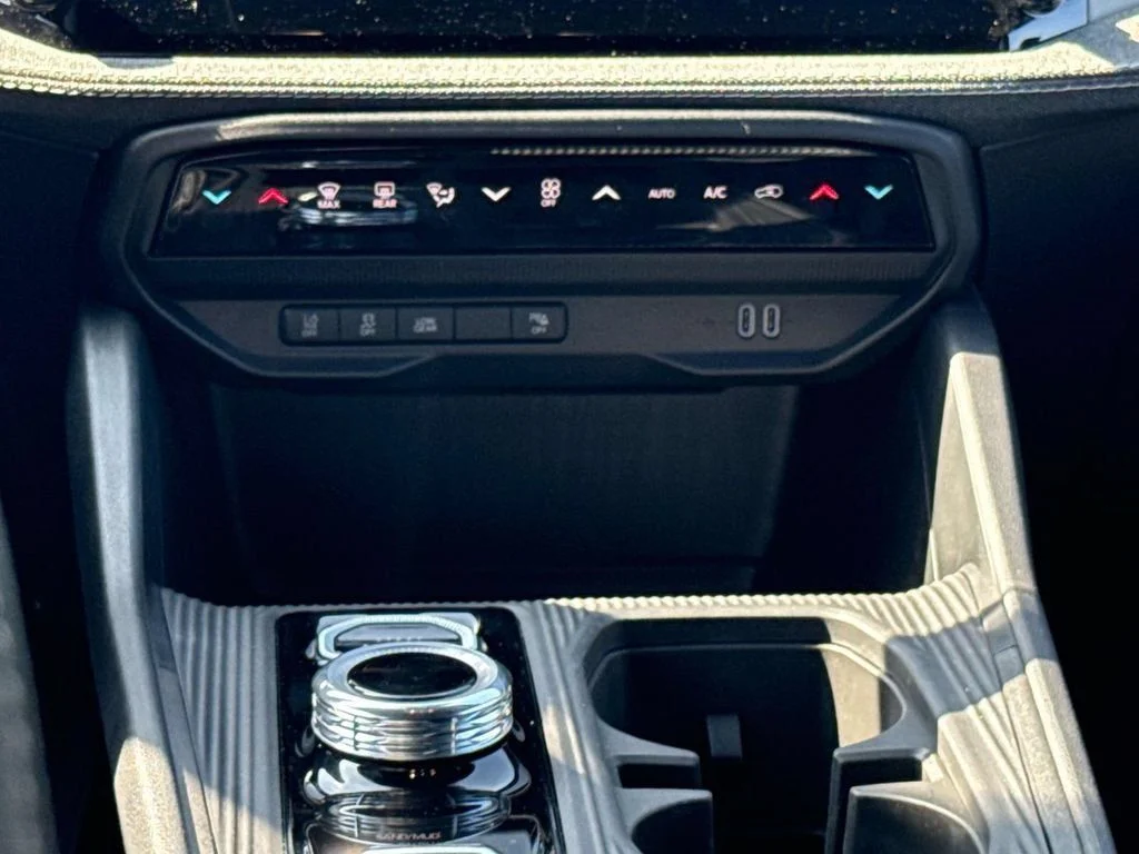 New 2026 Diamond Black Crystal Pearlcoat Jeep Laredo image 18