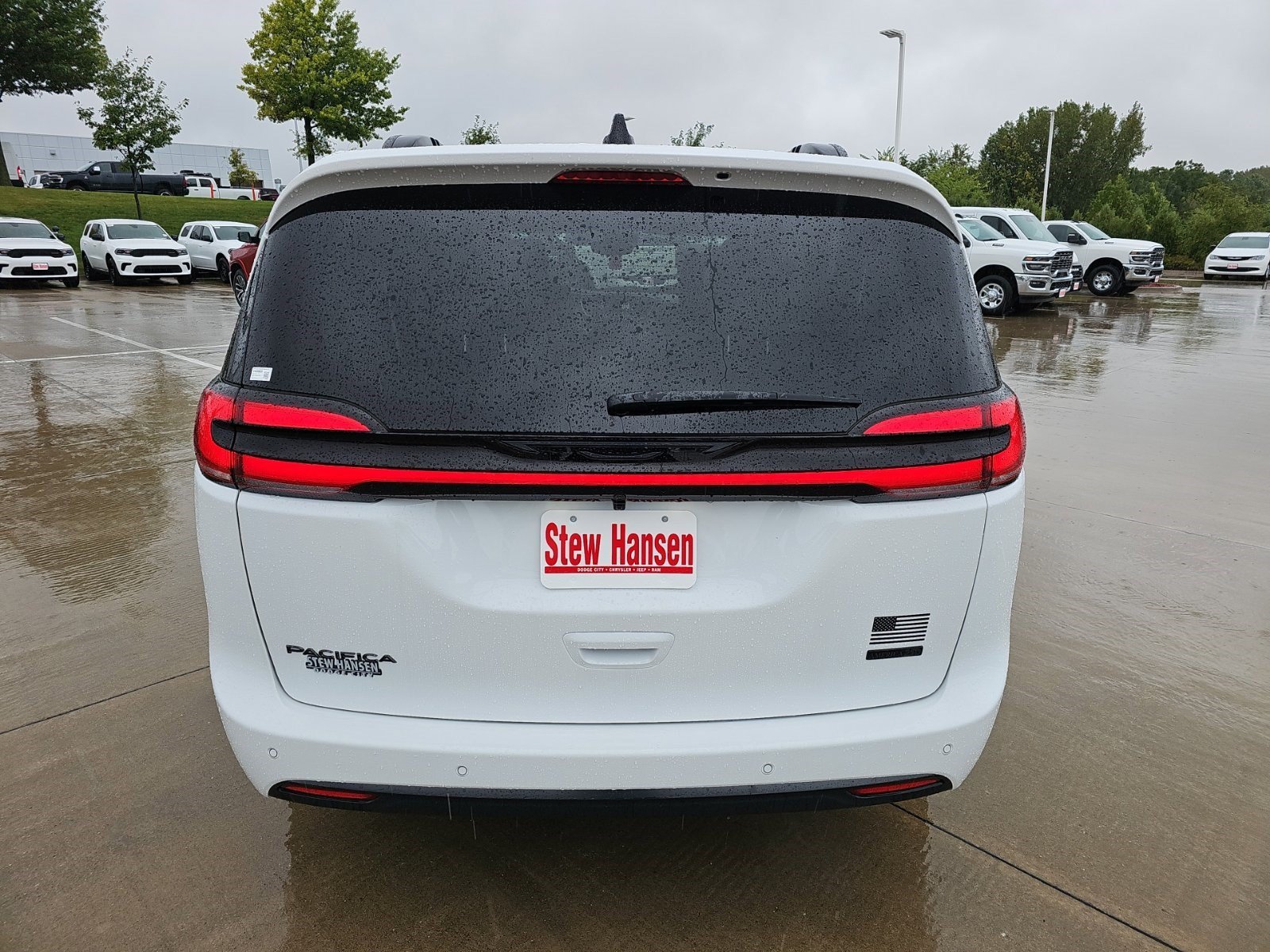 New 2027 Bright White Clearcoat Chrysler Select image 4