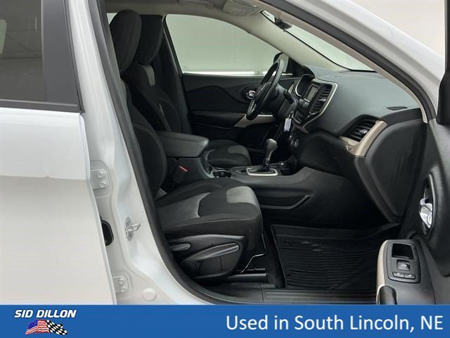 Used 2017 Bright White Clearcoat Jeep Altitude image 24