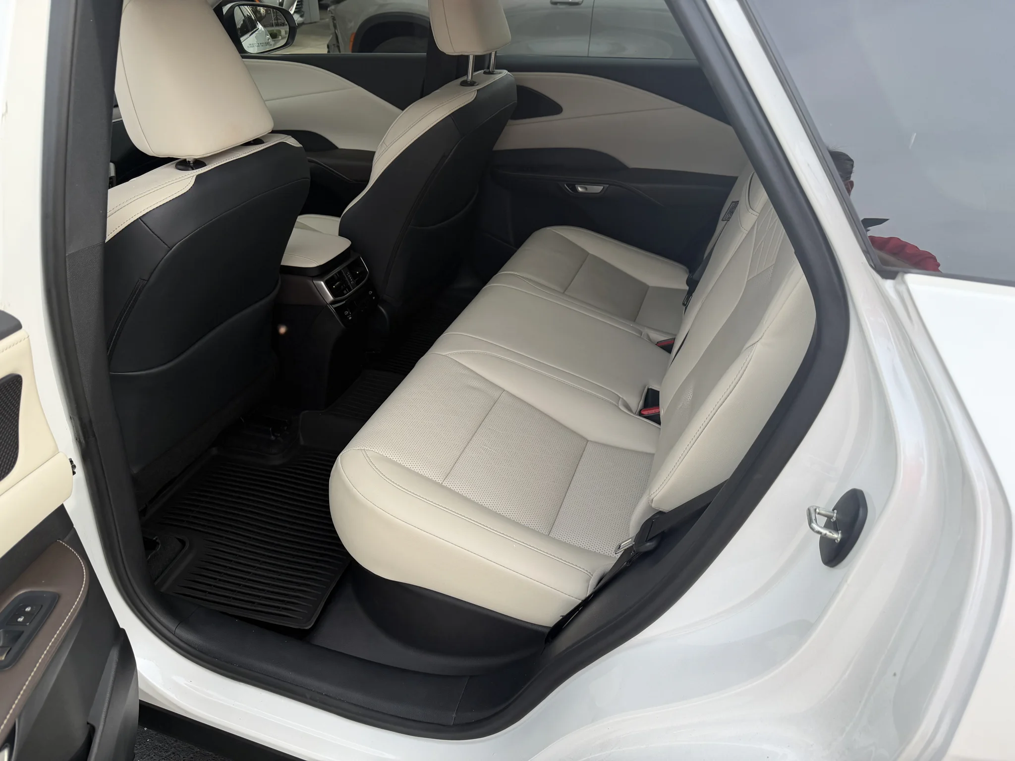 Used 2025 White Lexus RX 350 image 4