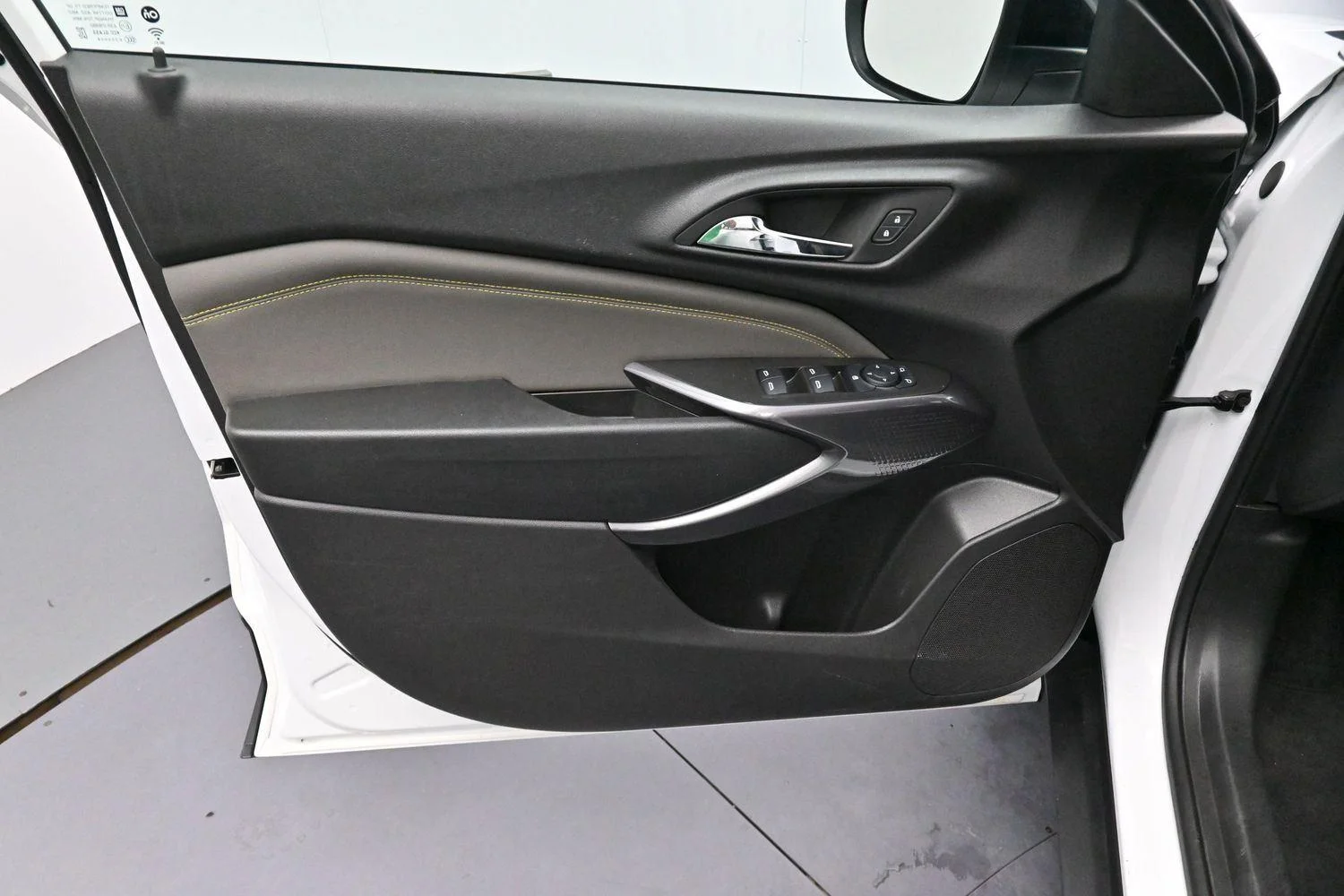 Used 2025 Summit White Chevrolet ACTIV image 10