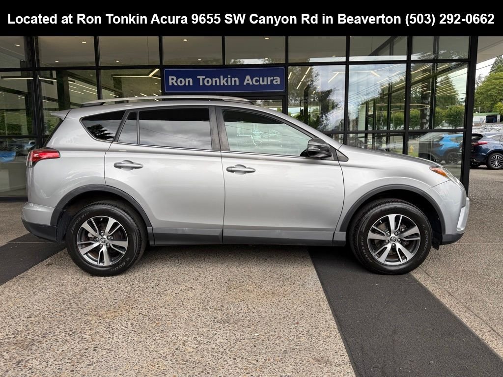 Used 2016 Silver Sky Metallic Toyota XLE image 8
