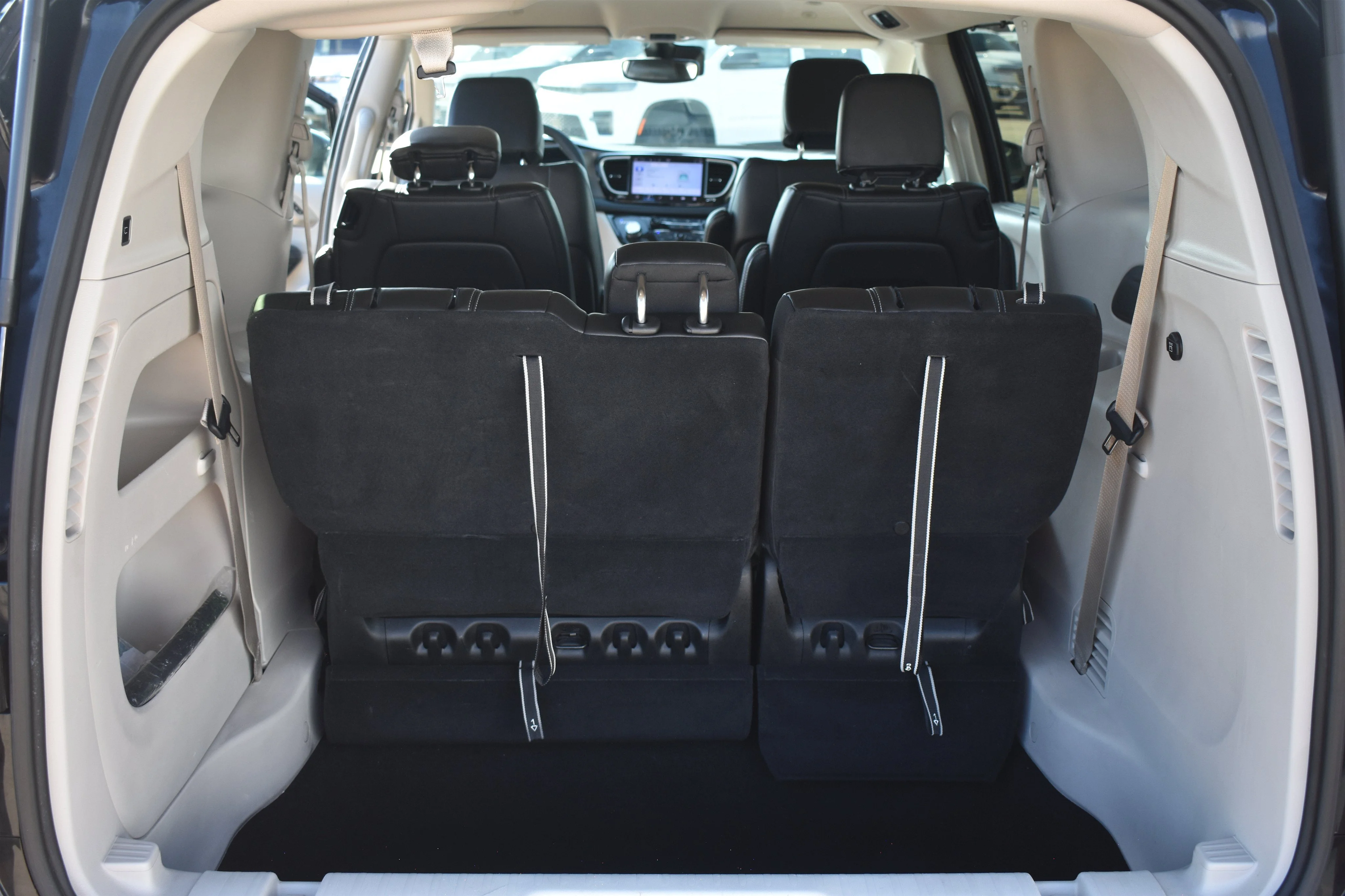 Used 2023 Brilliant Black Crystal Pearlcoat Chrysler Touring L image 18