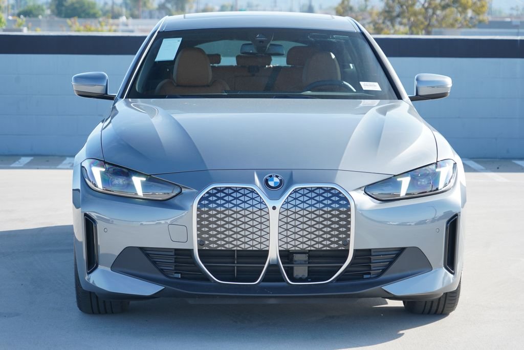New 2026 Skyscraper Grey Metallic BMW xDrive40 image 2