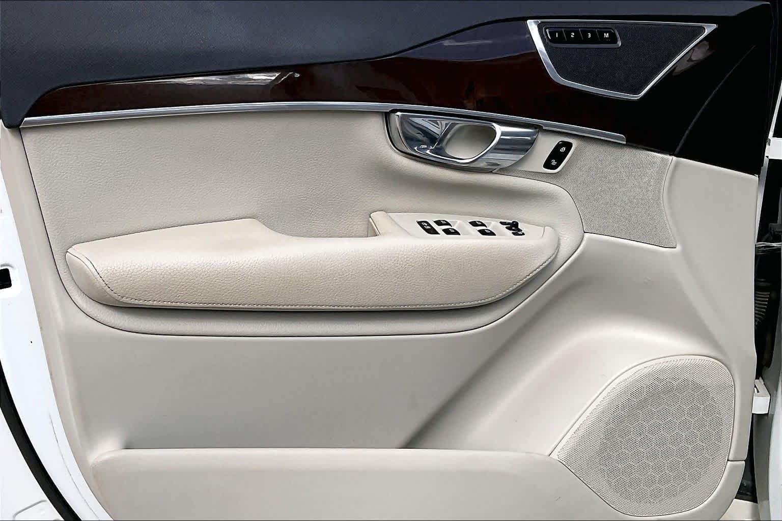 Used 2019 Crystal White Pearl Metallic Volvo Momentum image 21