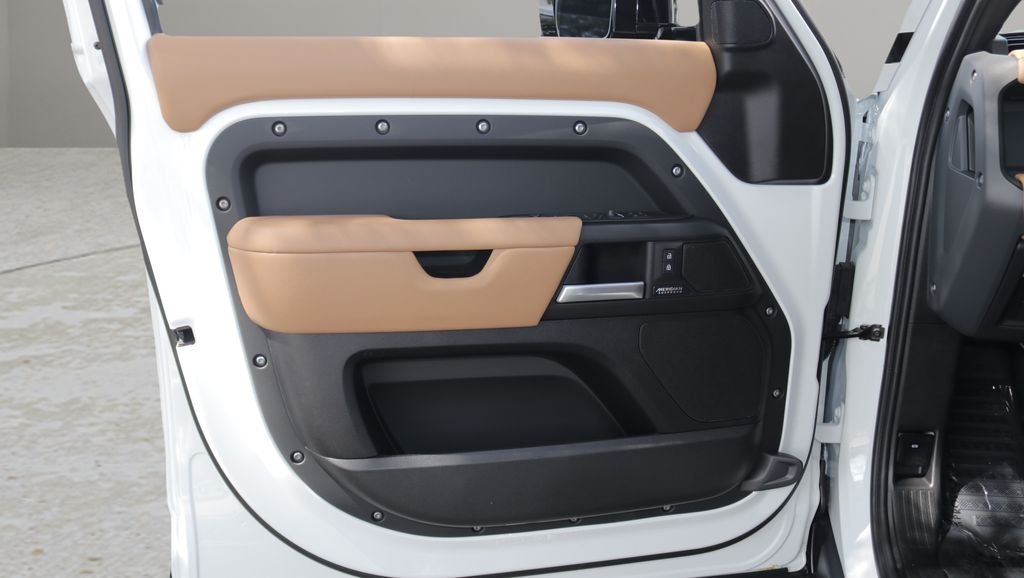 New 2026 Fuji White Land Rover X-Dynamic SE image 10