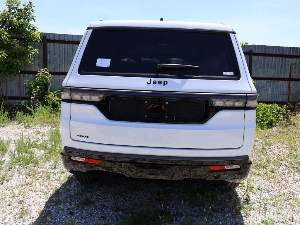 New 2026 Bright White Clear-Coat Exterior Paint Jeep Limited Reserve image 10