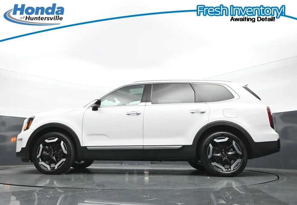 Used 2025 White Pearl Kia S image 30