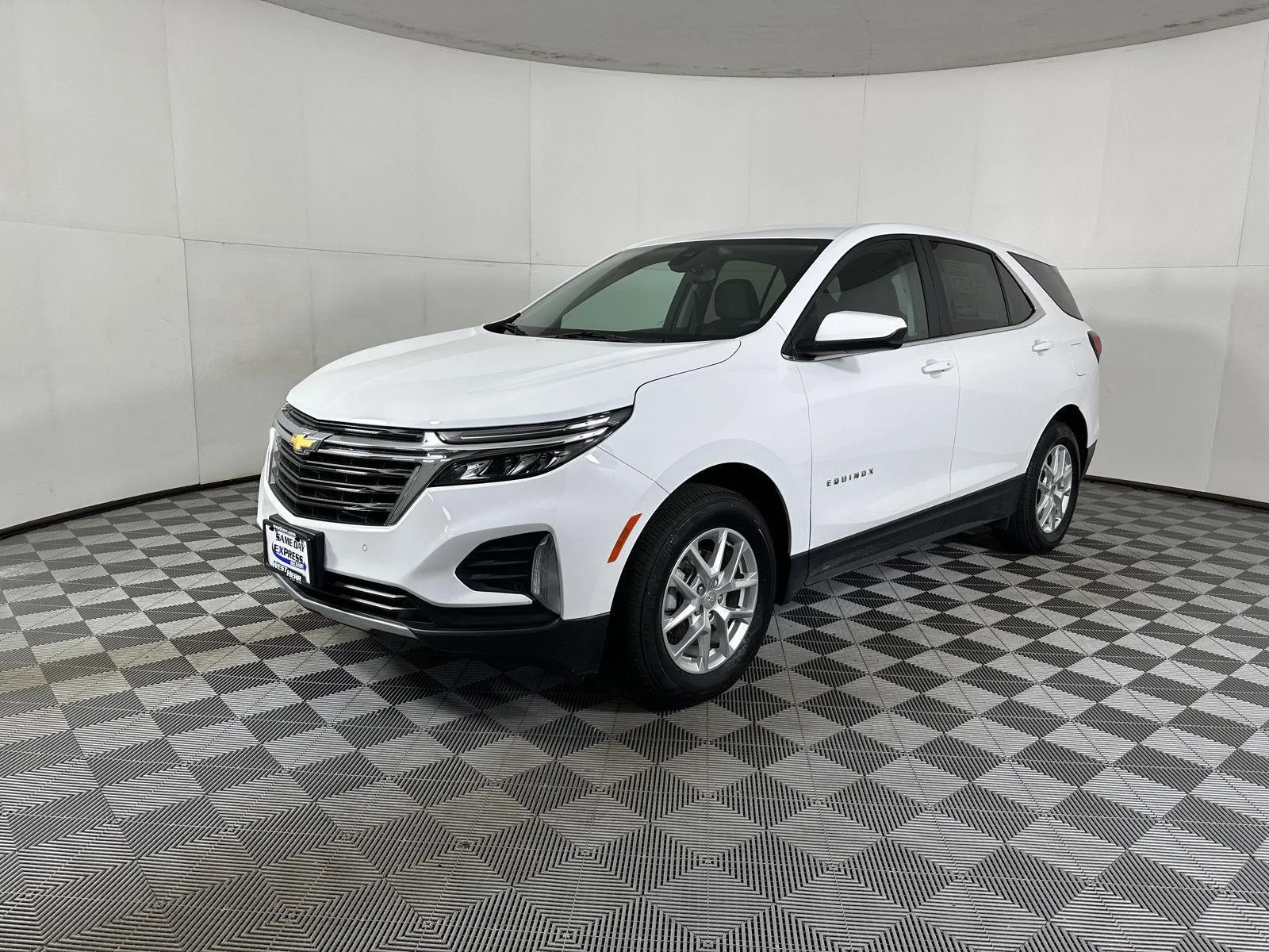 Used 2024 Summit White Chevrolet LT image 4
