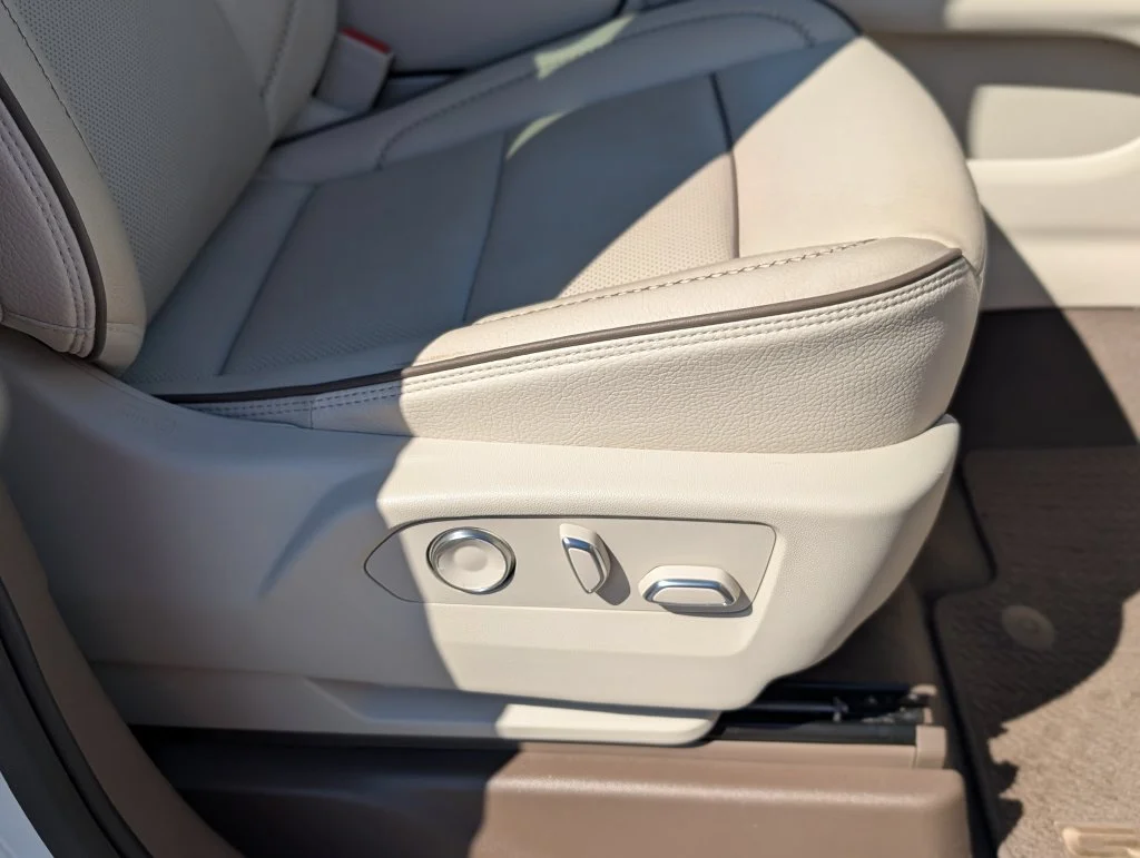 Used 2023 White GMC Denali image 43