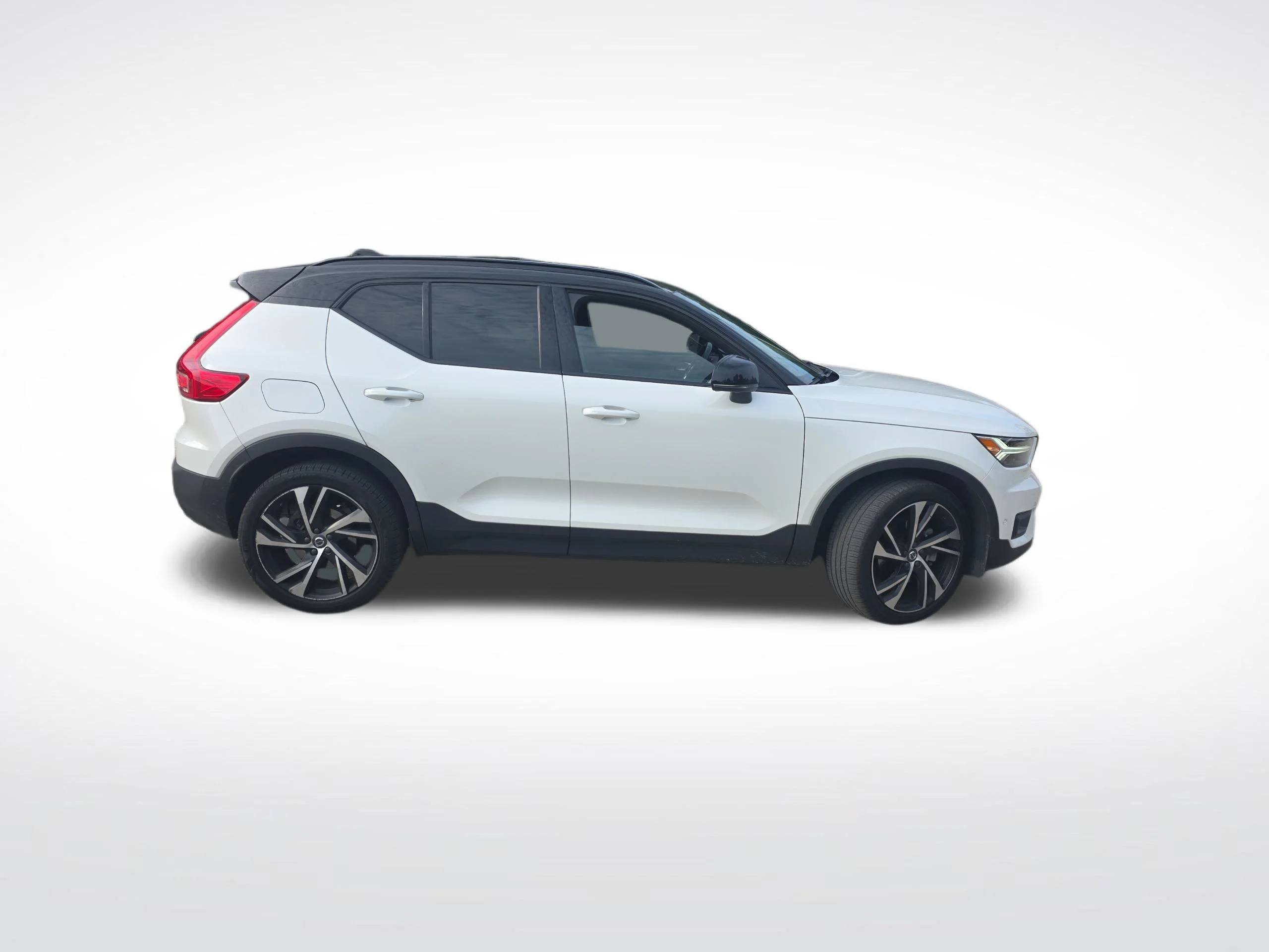 Used 2022 White Volvo R-Design image 3
