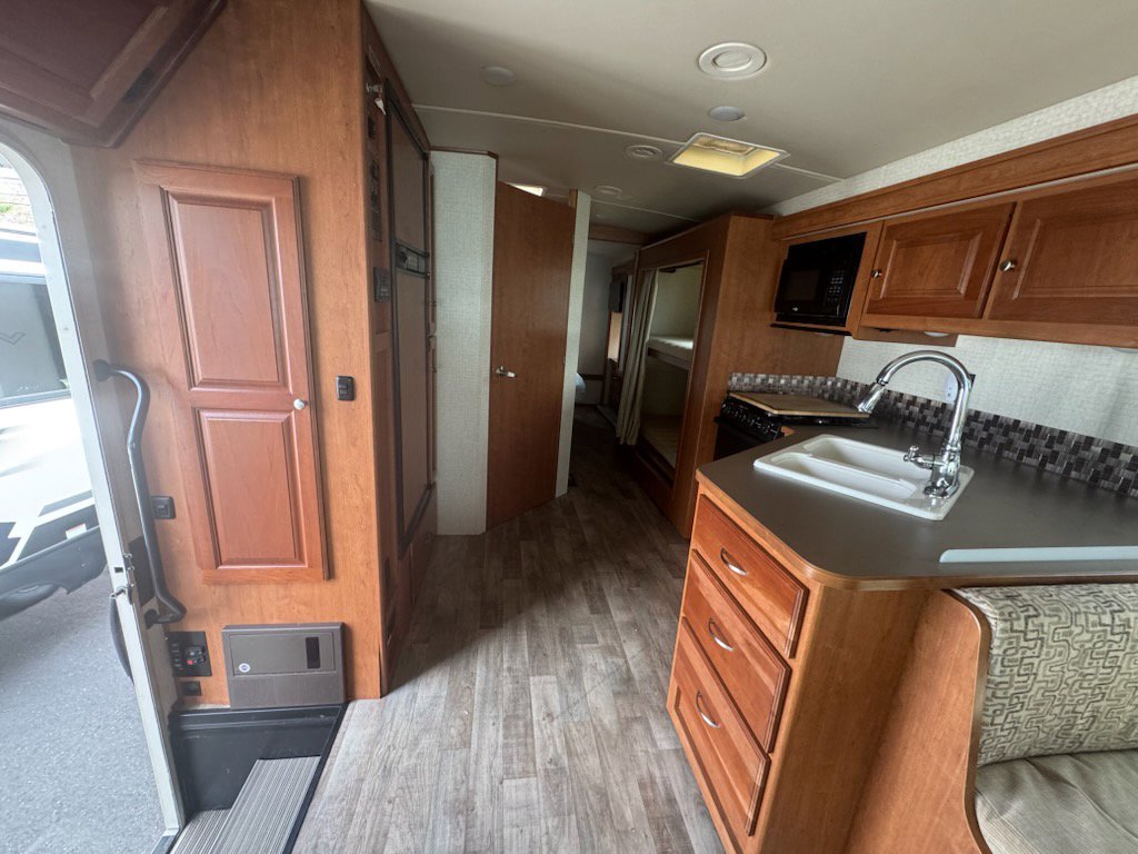 Used 2017  Winnebago 31BE image 10