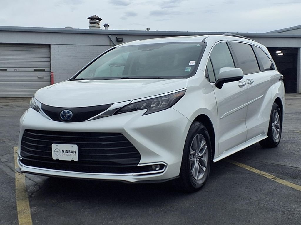 Used 2024 Toyota Sienna XLE with VIN 5TDJSKFC8RS124779 for sale in Kansas City