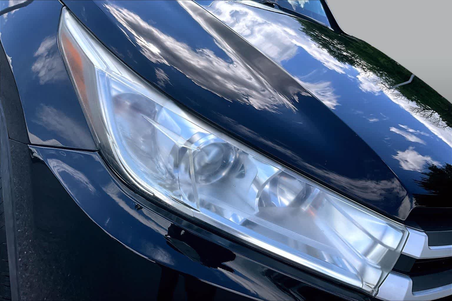 Used 2018 Midnight Black Metallic Toyota XLE image 28